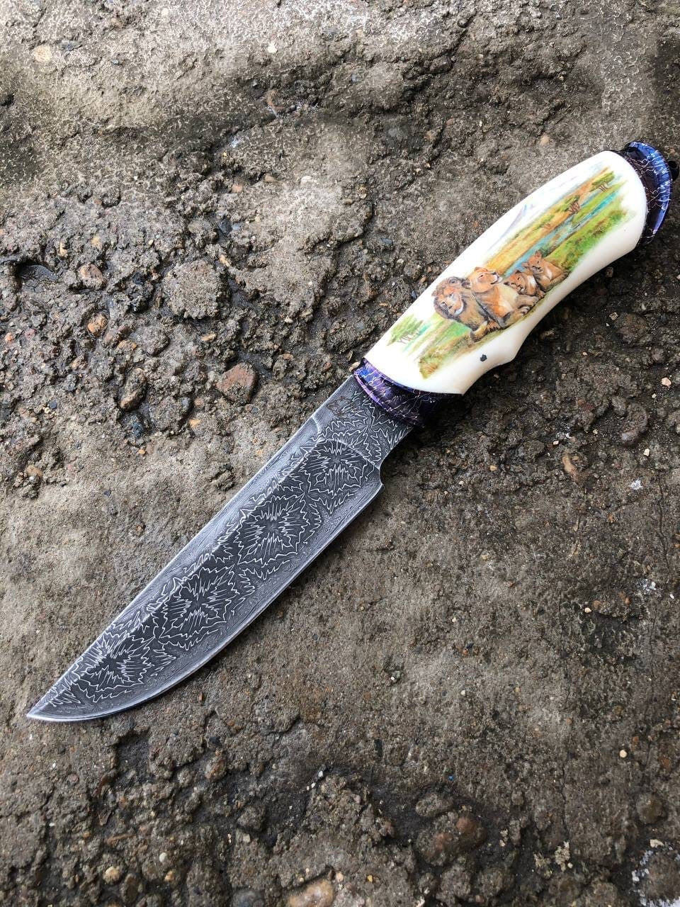 Cuchillo de Caza de Acero Damasco Mosaico y Mango de Colmillo de Morsa con Scrimshaw - Imagen 7