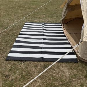 Esterillas de camping rectangulares con rayas blancas y negras